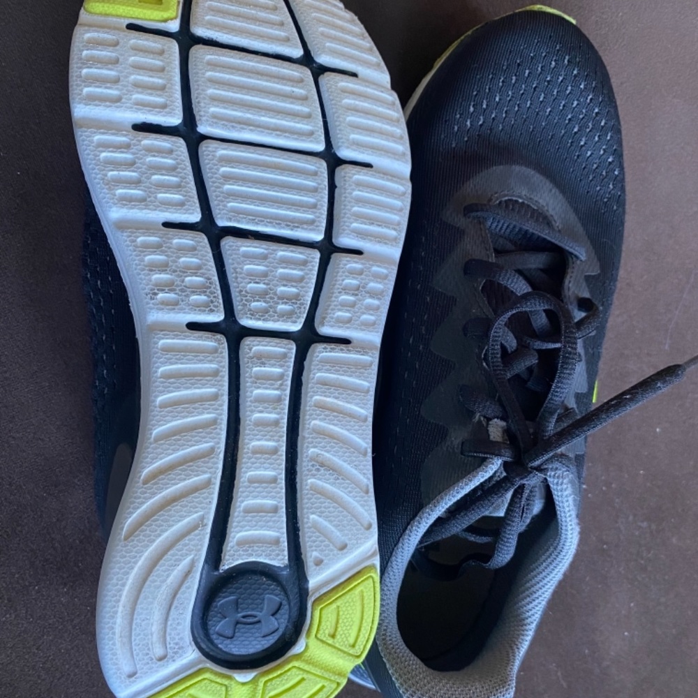 Under Armor Shoes   7.5 - Picture 5 of 6